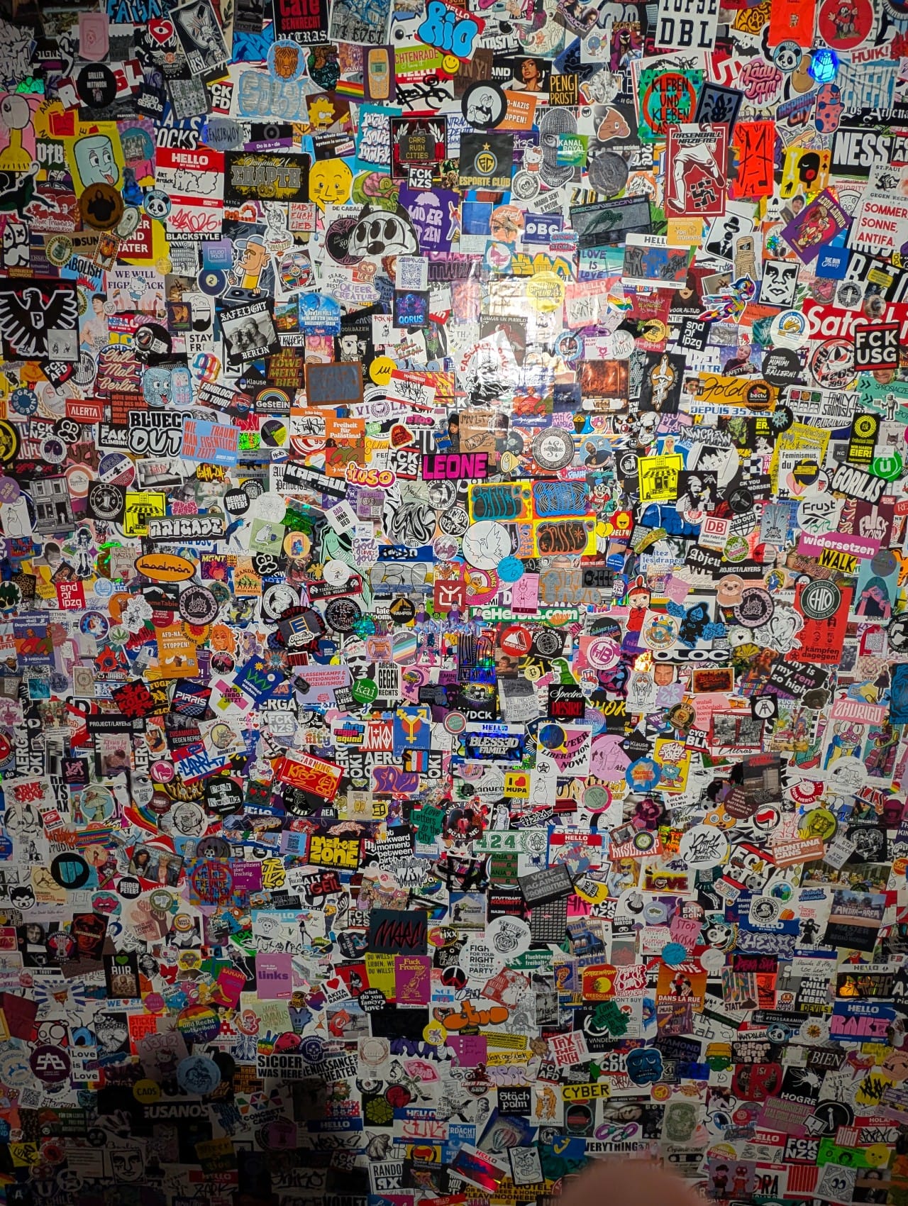 Fernblick beginnt hier auf dem Bürgersteig.