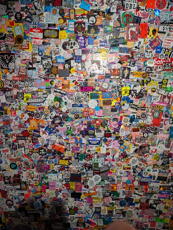 Fernblick beginnt hier auf dem Bürgersteig.